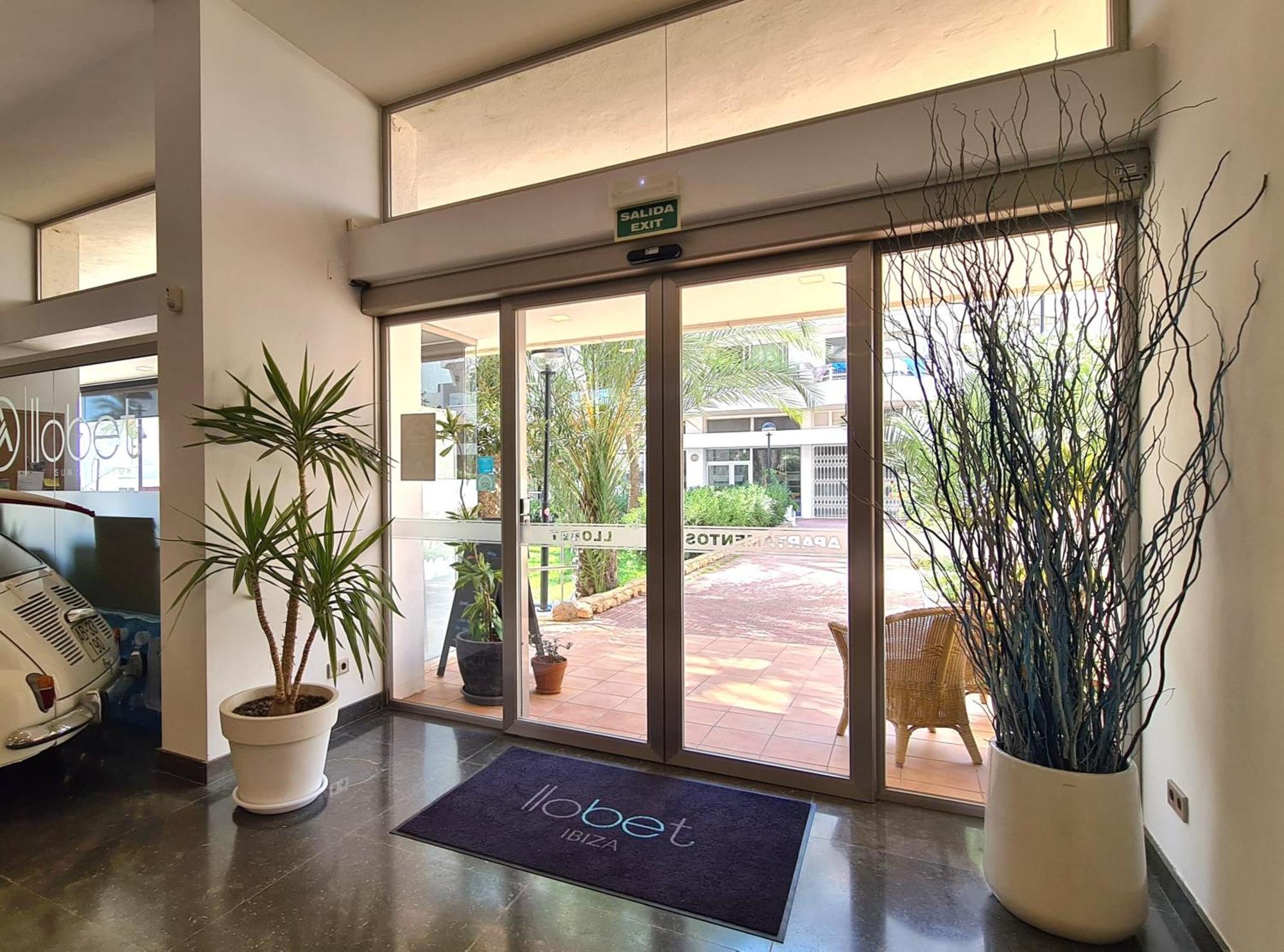 Apartamentos Llobet Ibiza Екстериор снимка