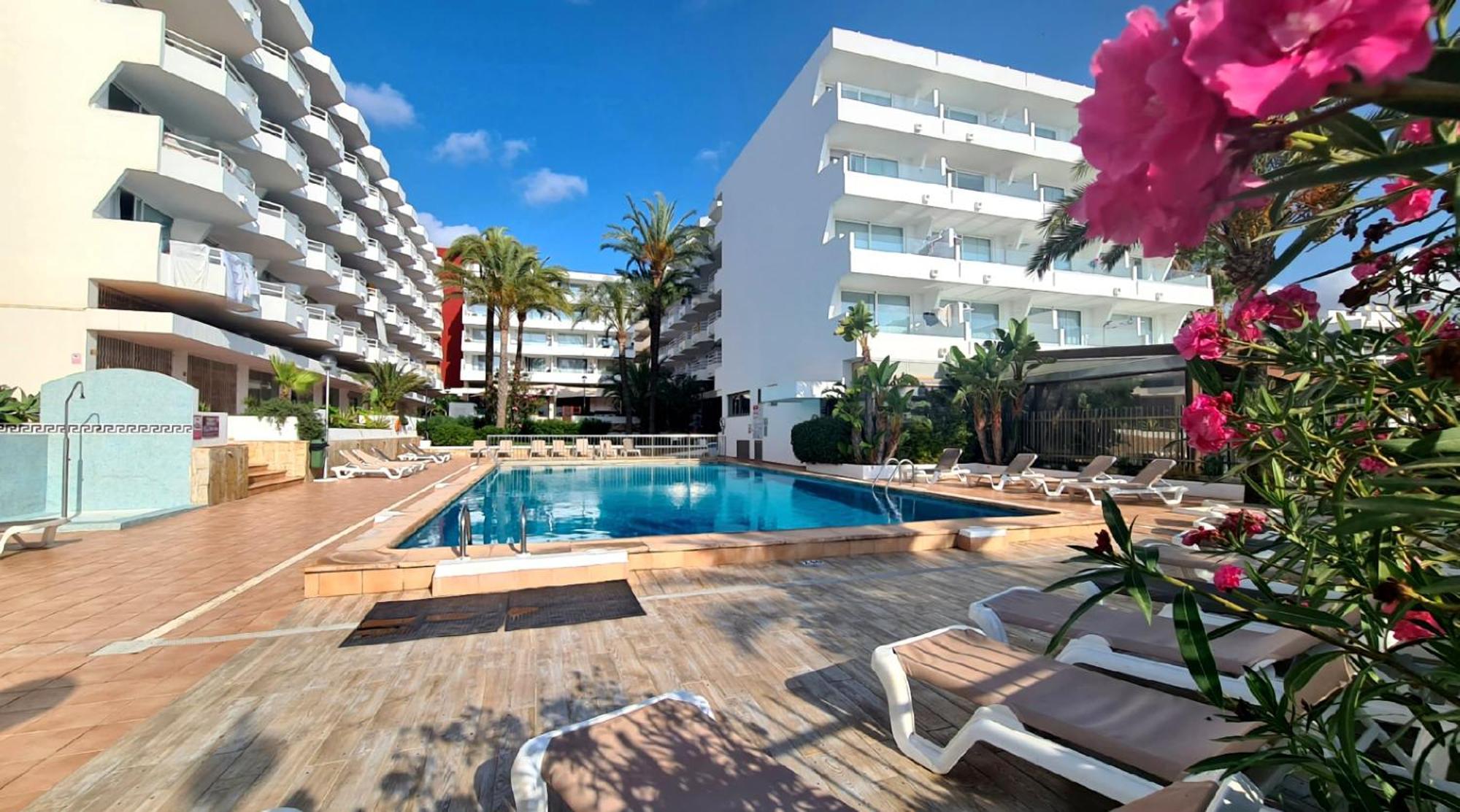 Apartamentos Llobet Ibiza Екстериор снимка