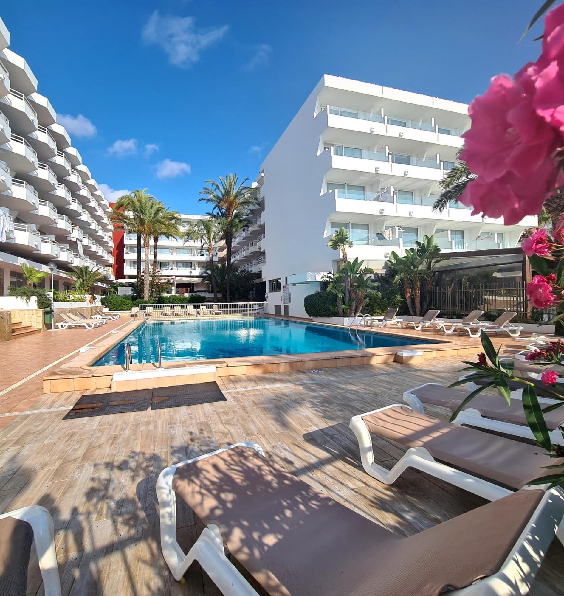 Apartamentos Llobet Ibiza Екстериор снимка